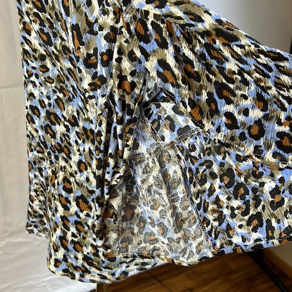 Umgee Small Open Sleeve Animal Print Blouse Like New - Picture 5 of 9